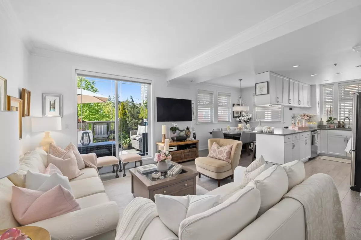 Living Room Photo of 302- 15392 16a Avenue, Surrey, BC