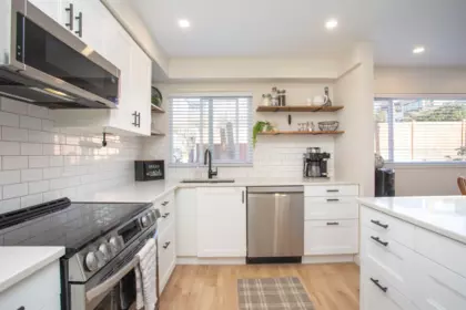 202 1381 Martin Street, White Rock, BC, White Rock — Apartment/Condo for sale
