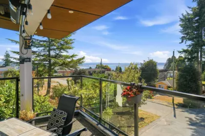 Dining Area Photo of 15472 Buena Vista Avenue, White Rock, BC