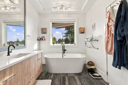 Mudroom Photo of 15472 Buena Vista Avenue, White Rock, BC