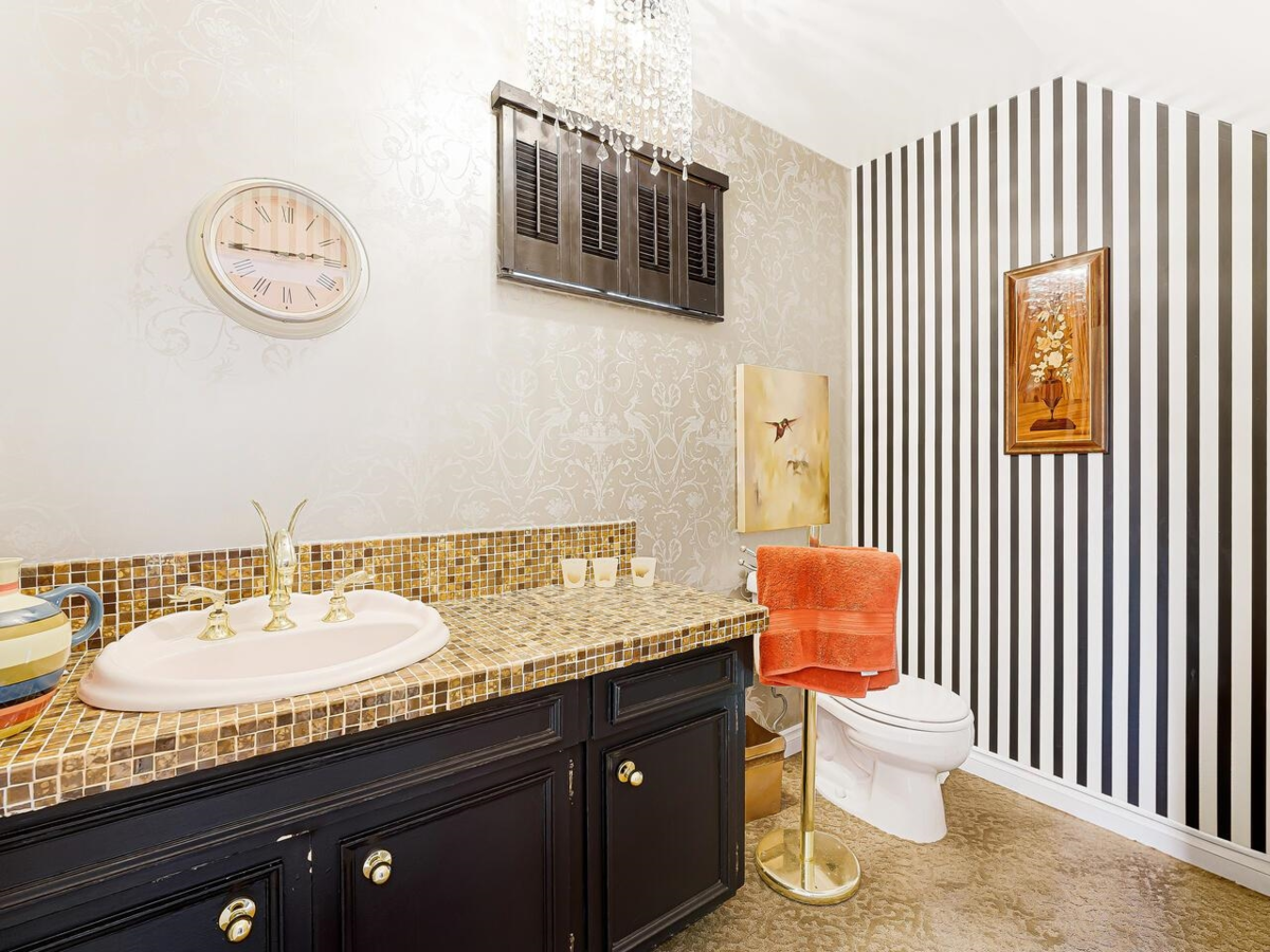 Breakfast Nook Photo of 35 Lions Bay Avenue, Lions Bay, BC