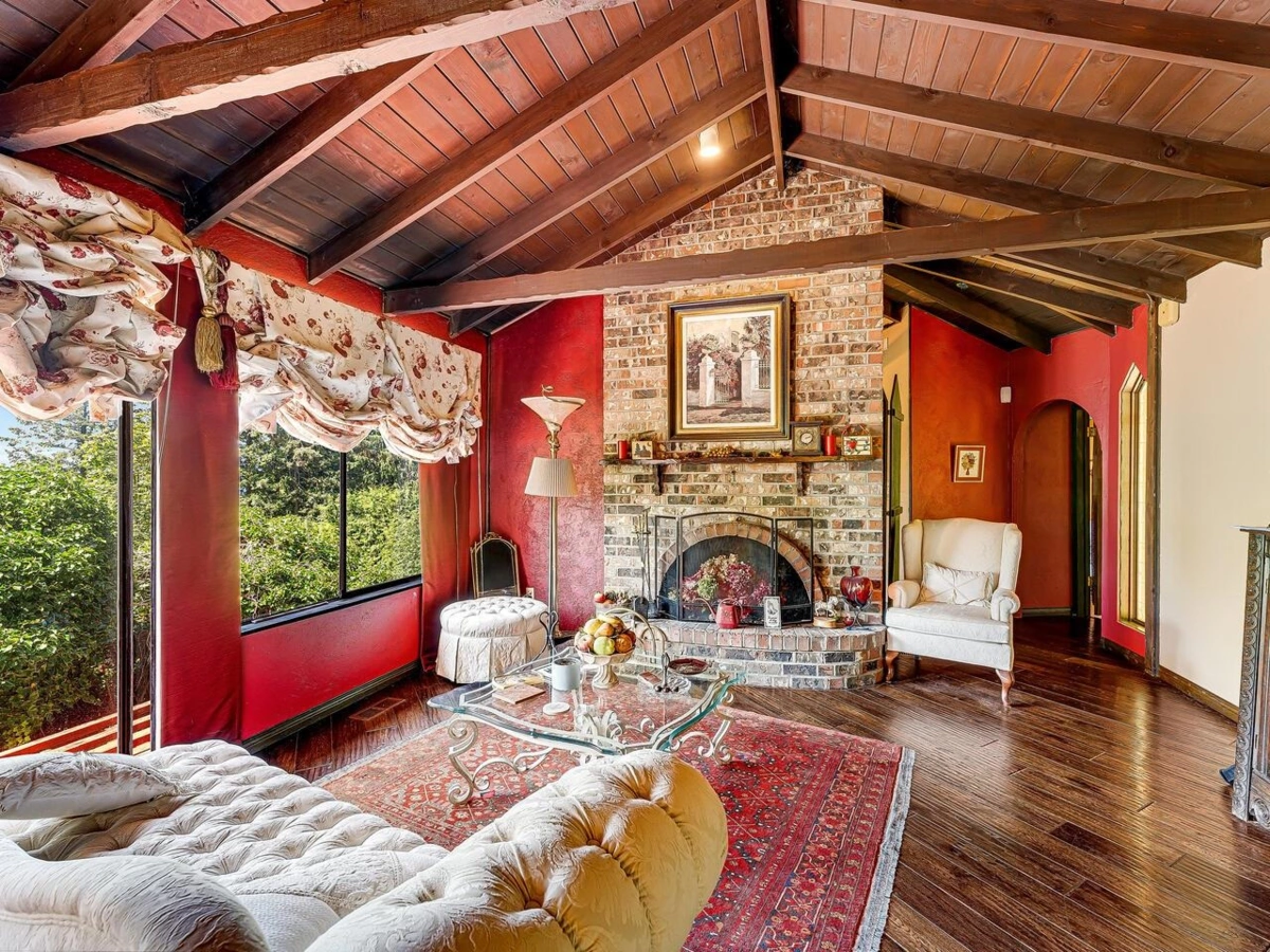 Dining Area Photo of 35 Lions Bay Avenue, Lions Bay, BC
