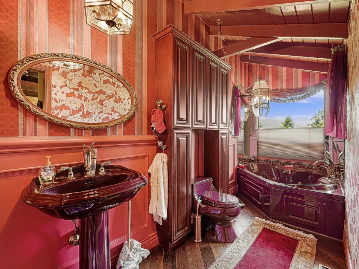 Guest Bathroom Photo of 35 Lions Bay Avenue, Lions Bay, BC