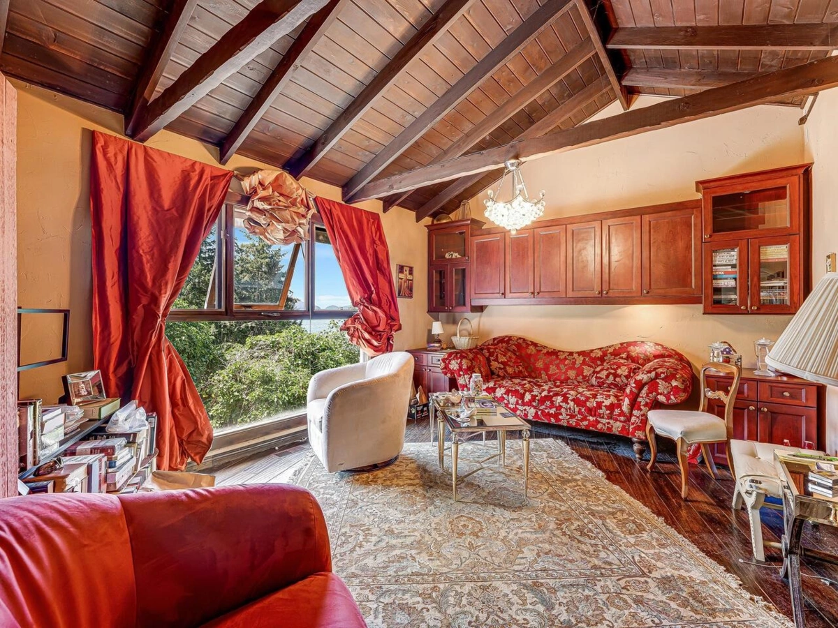 Living Room Photo of 35 Lions Bay Avenue, Lions Bay, BC