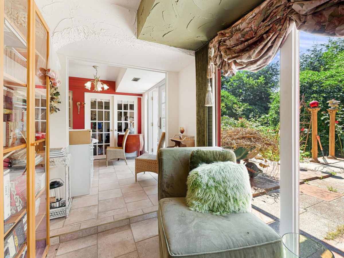 Walk-In Closet Photo of 35 Lions Bay Avenue, Lions Bay, BC