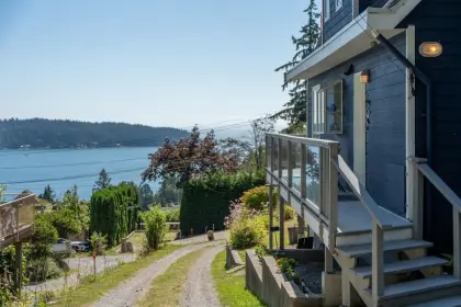 496 Reed Road, Gibsons, BC, Gibsons — Single Family Residence for sale