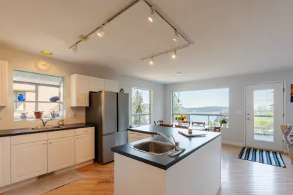 496 Reed Road, Gibsons, BC, Gibsons — Single Family Residence for sale