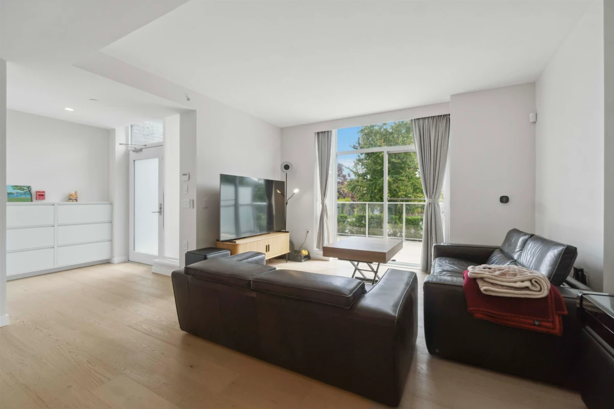 Dining Area Photo of 681 W 59th Avenue, Vancouver, BC