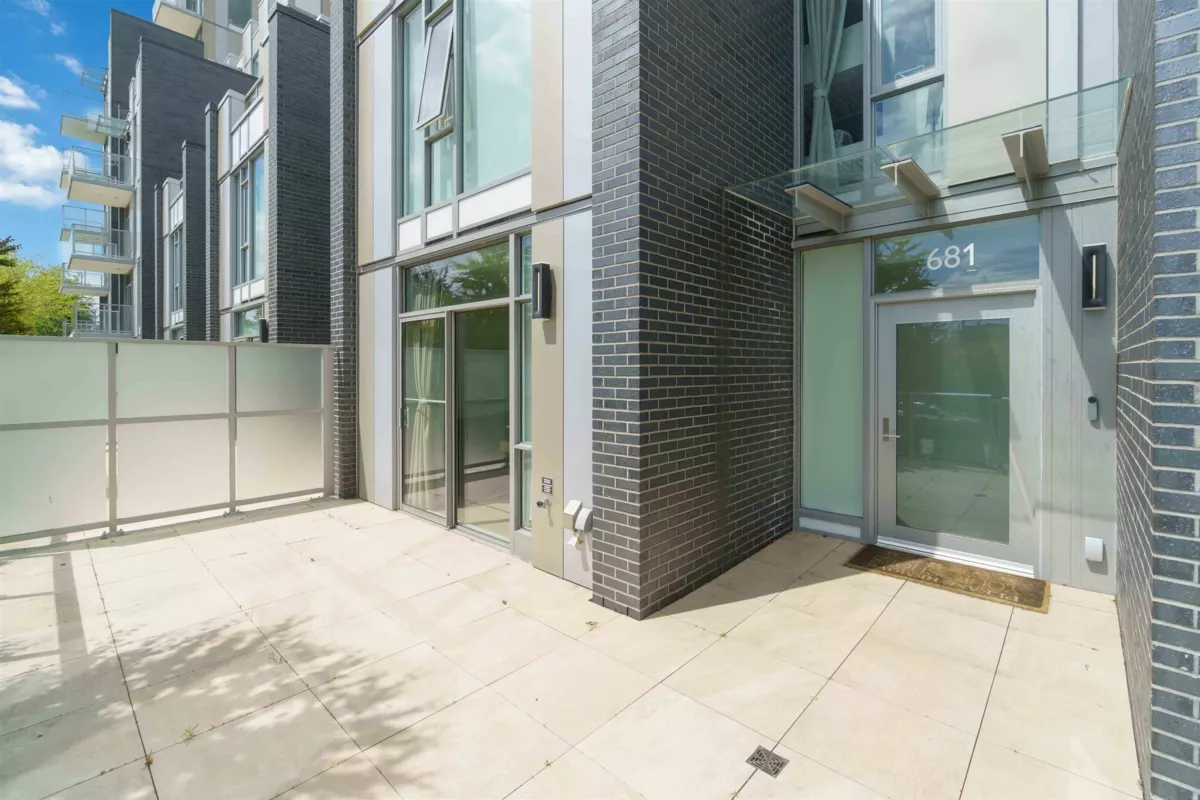 Living Room Photo of 681 W 59th Avenue, Vancouver, BC