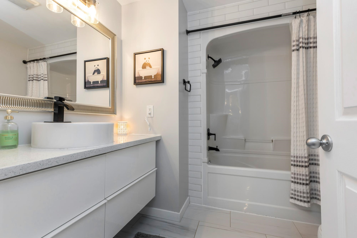 Hallway Photo of 7686 Blott Street, Mission, BC