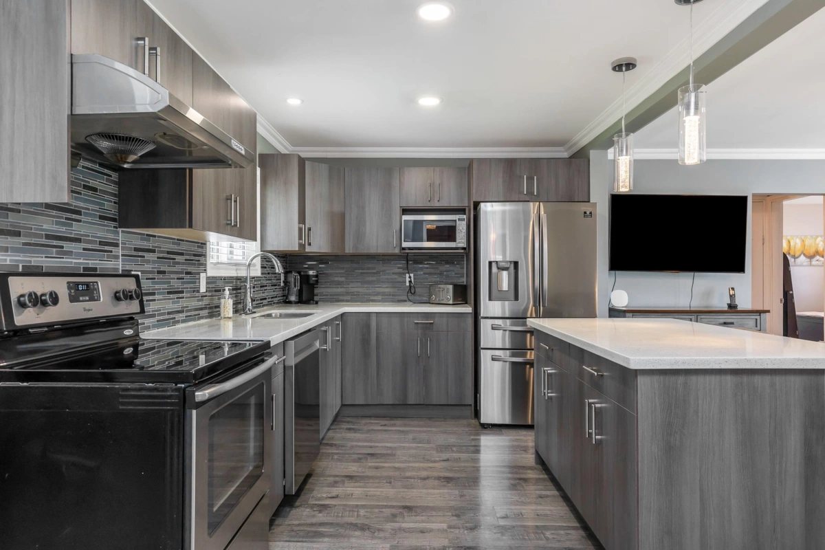 Kitchen Island Photo of 7686 Blott Street, Mission, BC