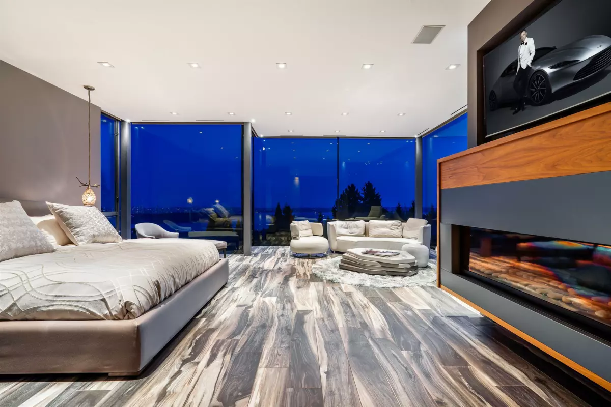 Entry Foyer Photo of 2331 Westhill Drive, West Vancouver, BC