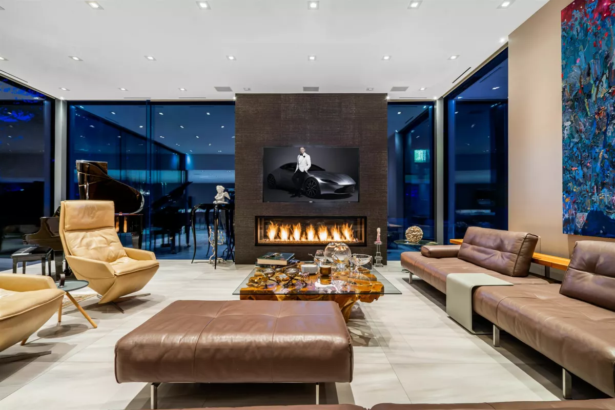 Kitchen Island Photo of 2331 Westhill Drive, West Vancouver, BC