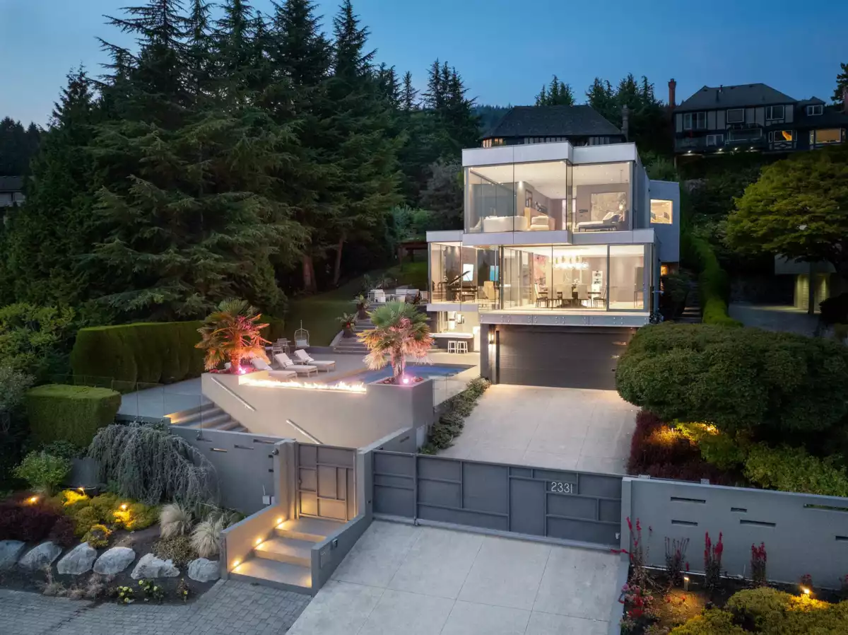 Living Room Photo of 2331 Westhill Drive, West Vancouver, BC