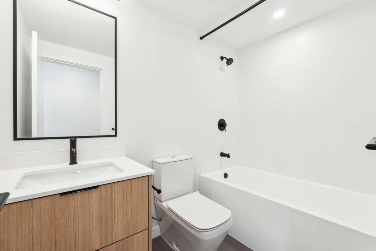 Primary Bathroom Photo of 1411 13685 102 Avenue, Surrey, BC