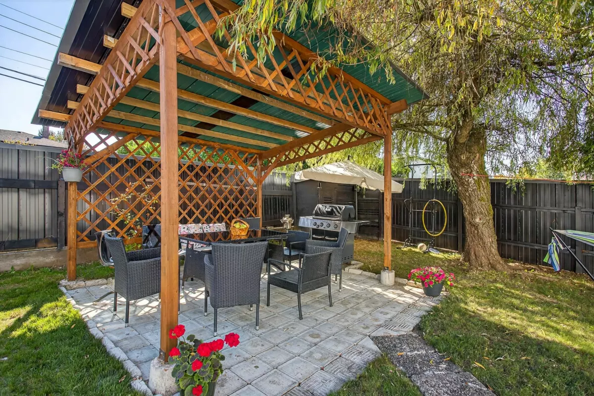 Outdoor Kitchen Photo of 11906 100 Avenue, Surrey, BC