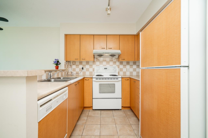 Kitchen Island Photo of 1702 6088 Willingdon Avenue, Burnaby, BC