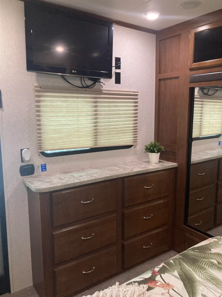 Basement Recreation Room Photo of 247 Tomahawk Avenue, West Vancouver, BC