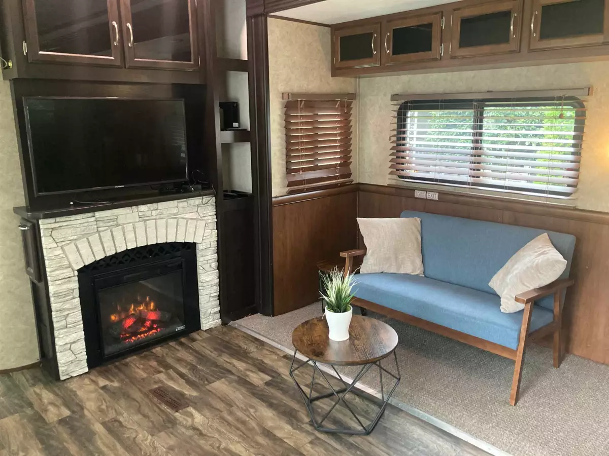 Breakfast Nook Photo of 247 Tomahawk Avenue, West Vancouver, BC