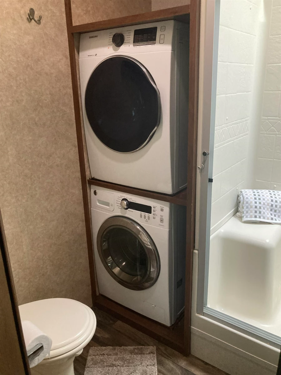 Entry Foyer Photo of 247 Tomahawk Avenue, West Vancouver, BC