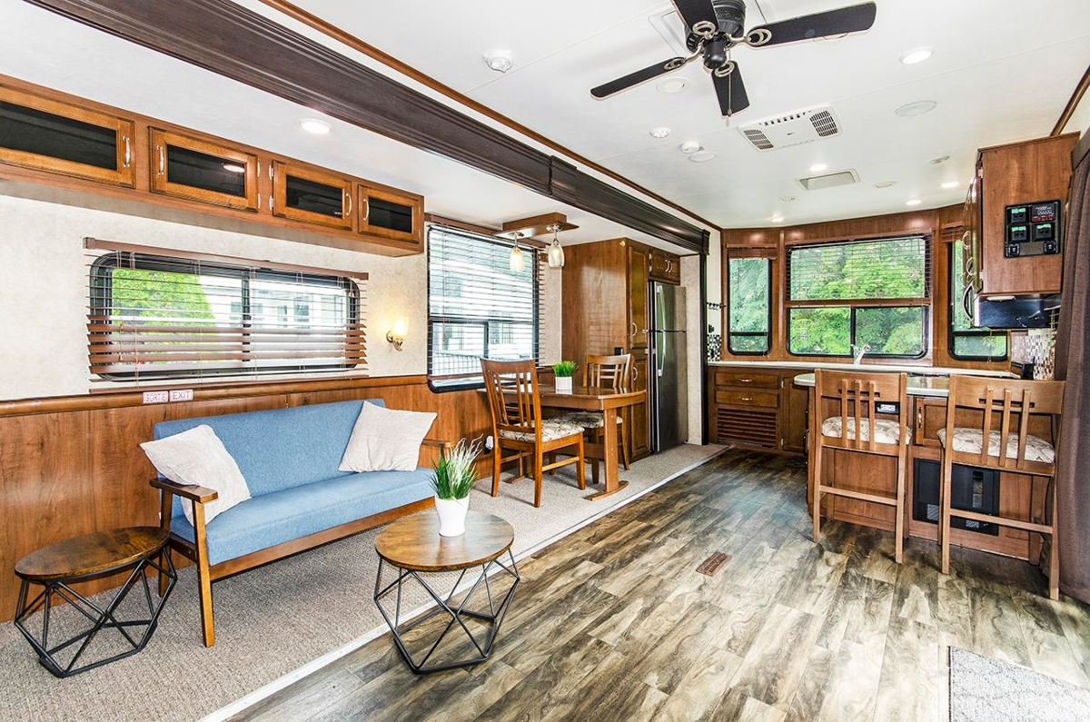 Kitchen Island Photo of 247 Tomahawk Avenue, West Vancouver, BC