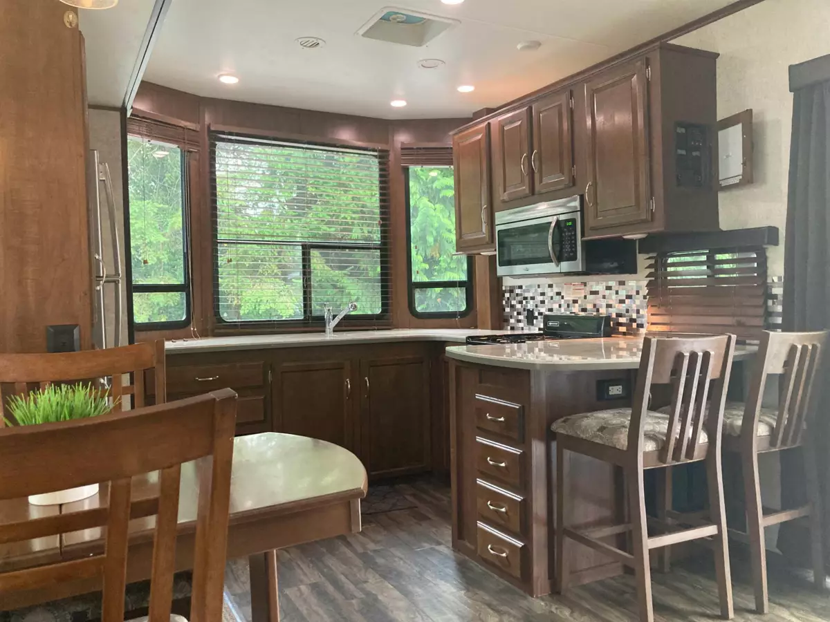 Powder Room Photo of 247 Tomahawk Avenue, West Vancouver, BC