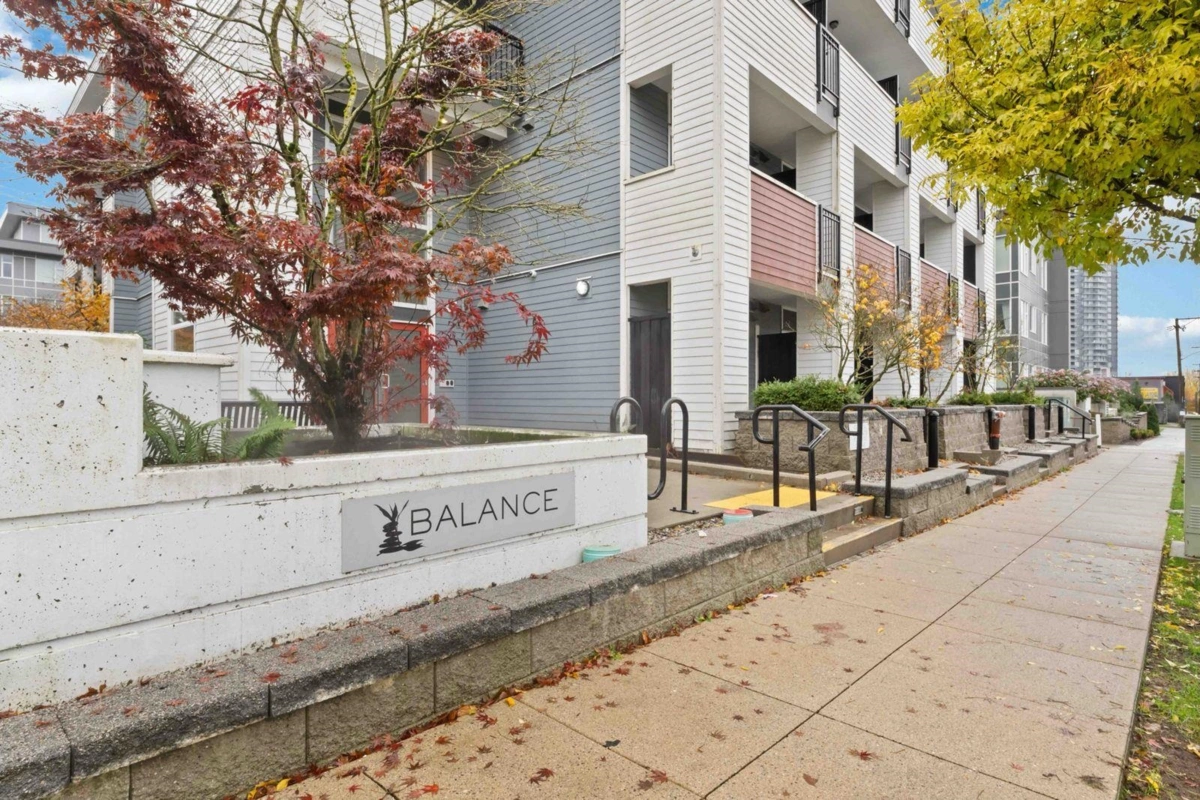 Kitchen Photo of 410 13678 Grosvenor Road, Surrey, BC