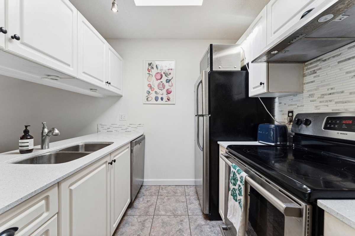 Breakfast Nook Photo of 303 189 E 16th Avenue, Vancouver, BC