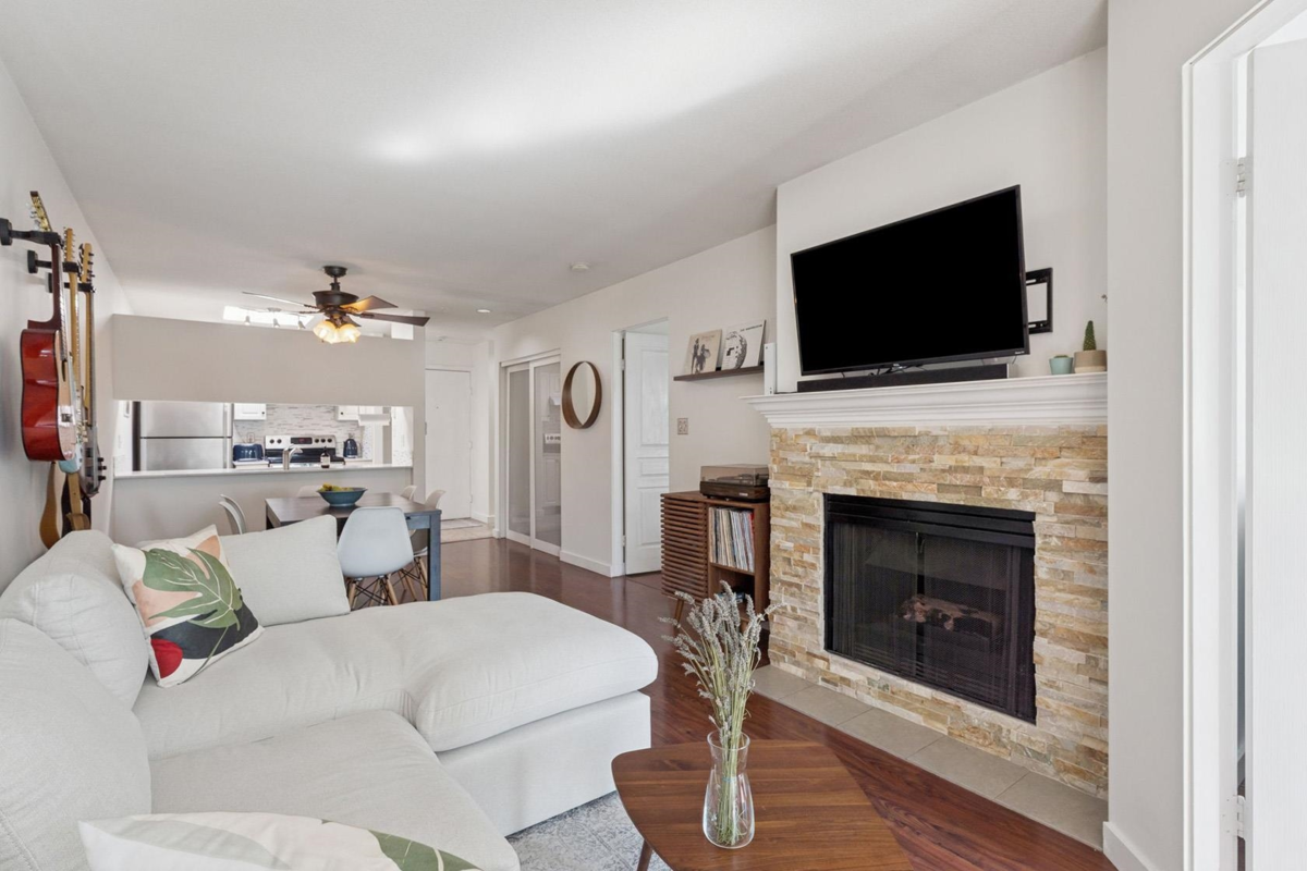 Living Room Photo of 303 189 E 16th Avenue, Vancouver, BC