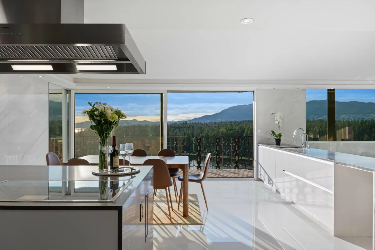 Dining Area Photo of 1501 845 Chilco Street, Vancouver, BC