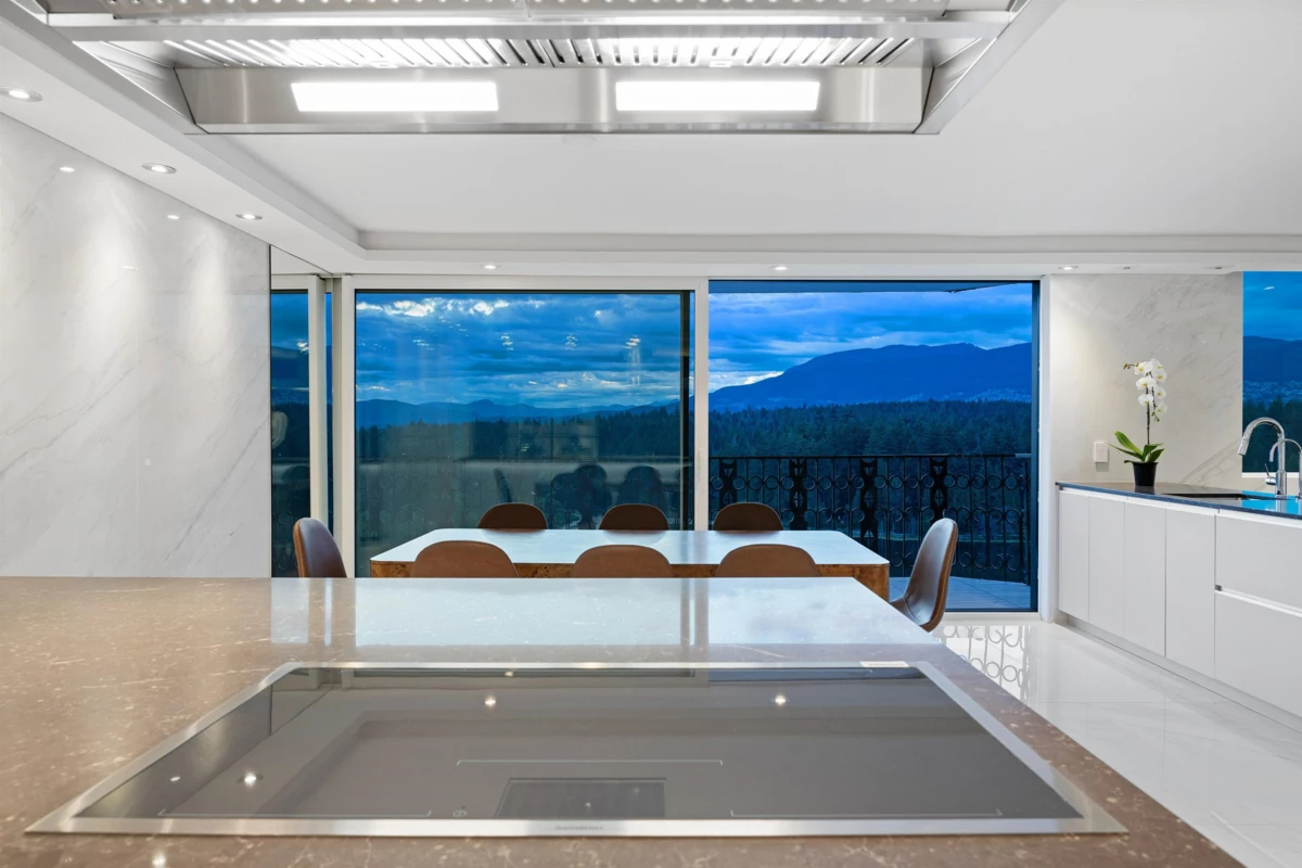 Entry Foyer Photo of 1501 845 Chilco Street, Vancouver, BC
