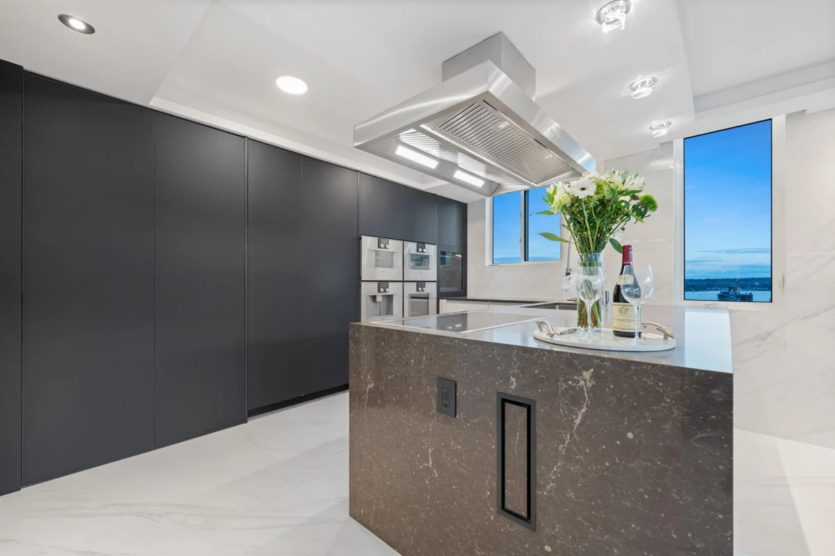 Hallway Photo of 1501 845 Chilco Street, Vancouver, BC