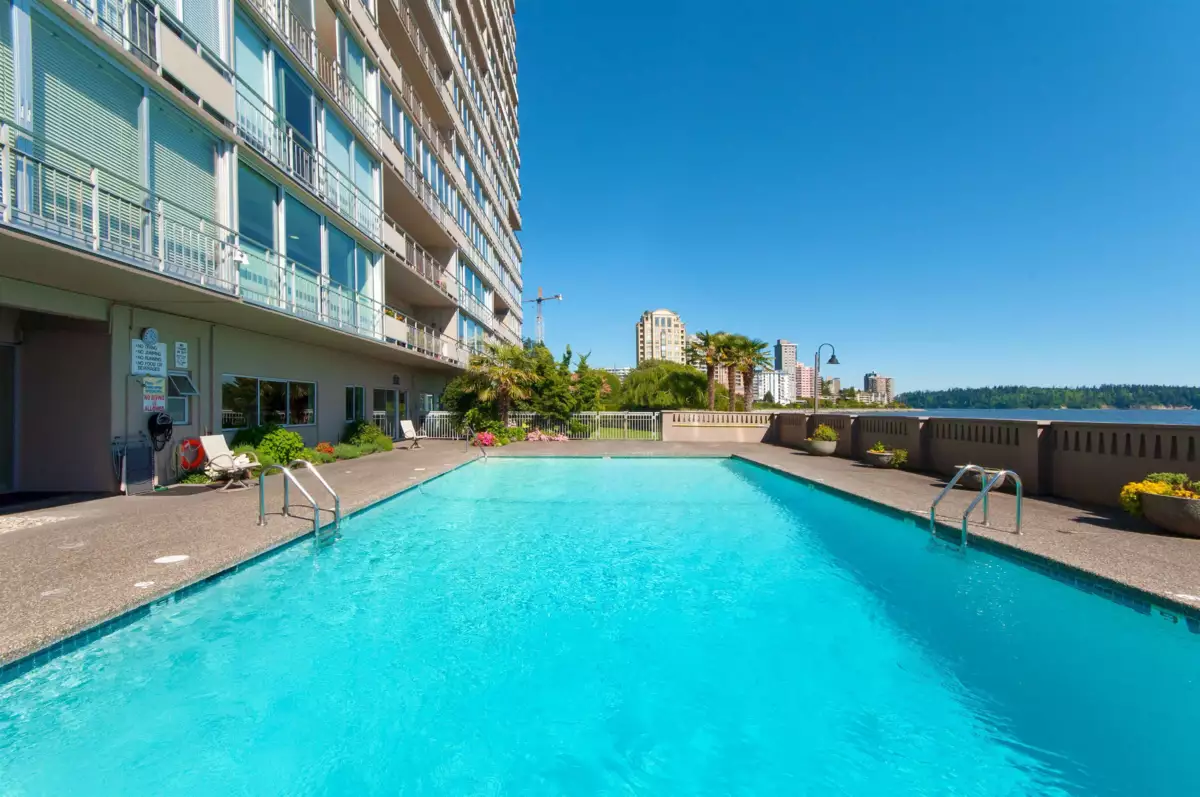 Backyard Photo of 708 150 24th Street, West Vancouver, BC