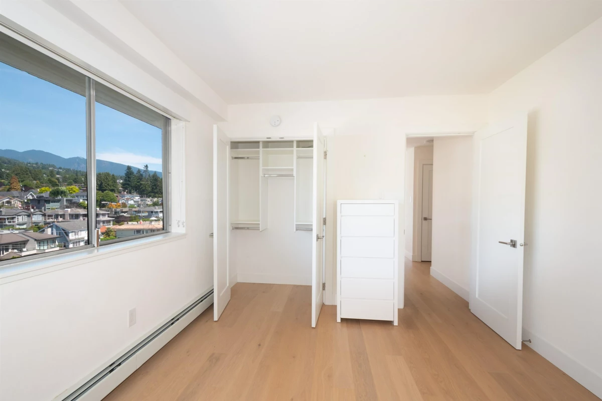 Entry Foyer Photo of 708 150 24th Street, West Vancouver, BC