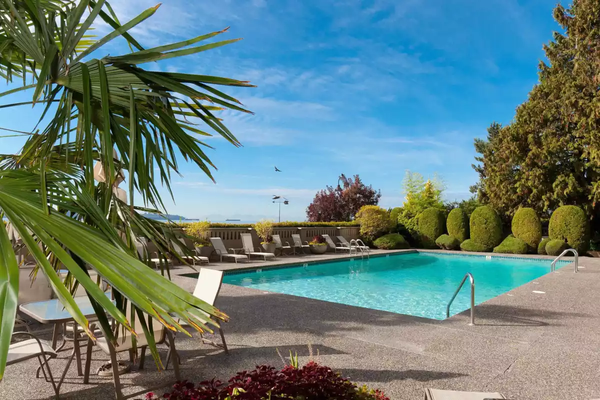 Front Yard Photo of 708 150 24th Street, West Vancouver, BC