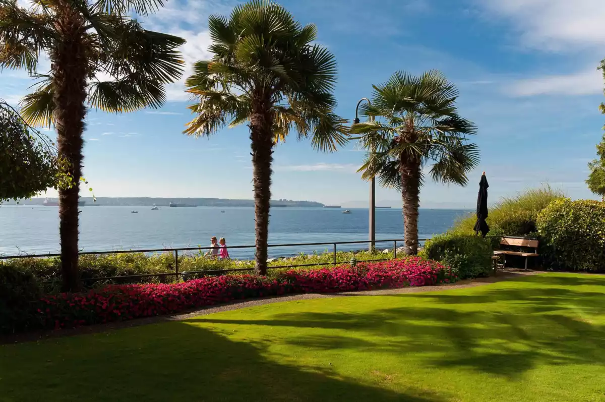 Garden / Landscaping Photo of 708 150 24th Street, West Vancouver, BC