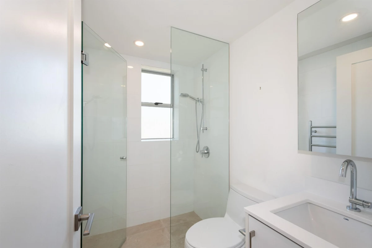 Hallway Photo of 708 150 24th Street, West Vancouver, BC