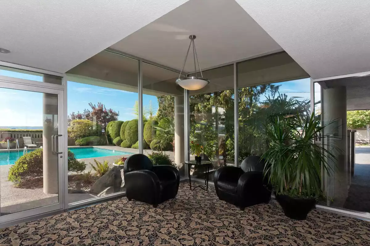 Swimming Pool Photo of 708 150 24th Street, West Vancouver, BC