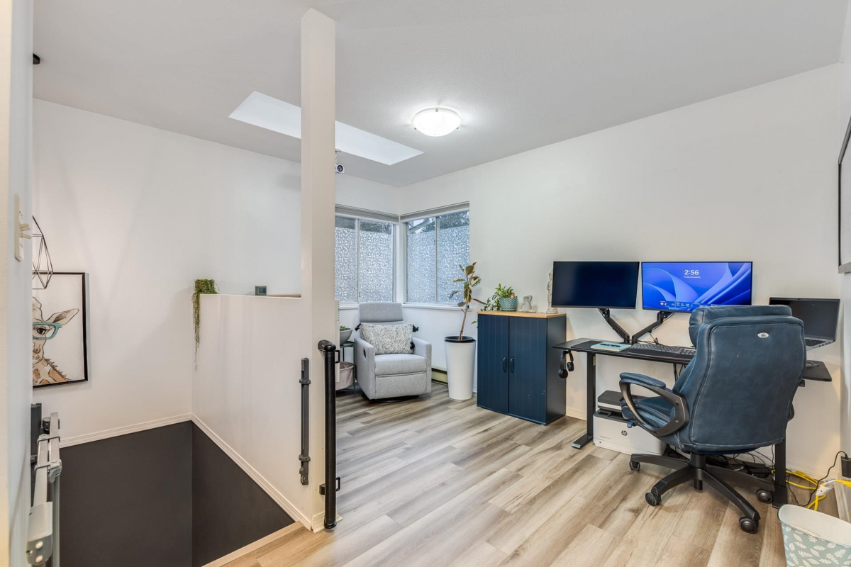 Entry Foyer Photo of 16 20699 120b Avenue, Maple Ridge, BC