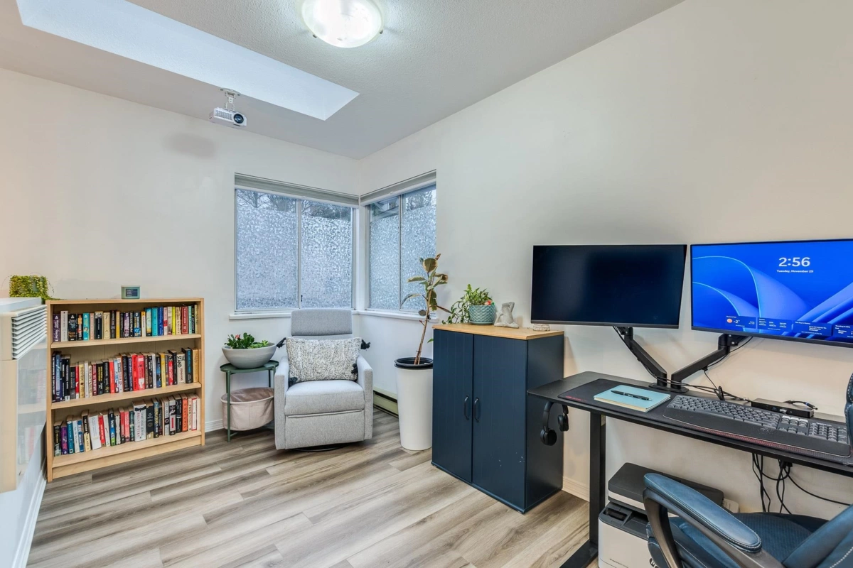 Hallway Photo of 16 20699 120b Avenue, Maple Ridge, BC