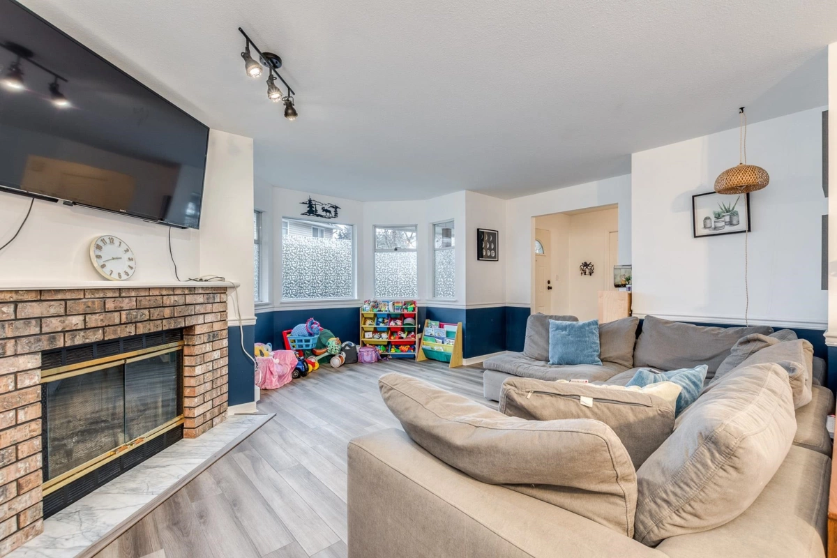 Kitchen Island Photo of 16 20699 120b Avenue, Maple Ridge, BC