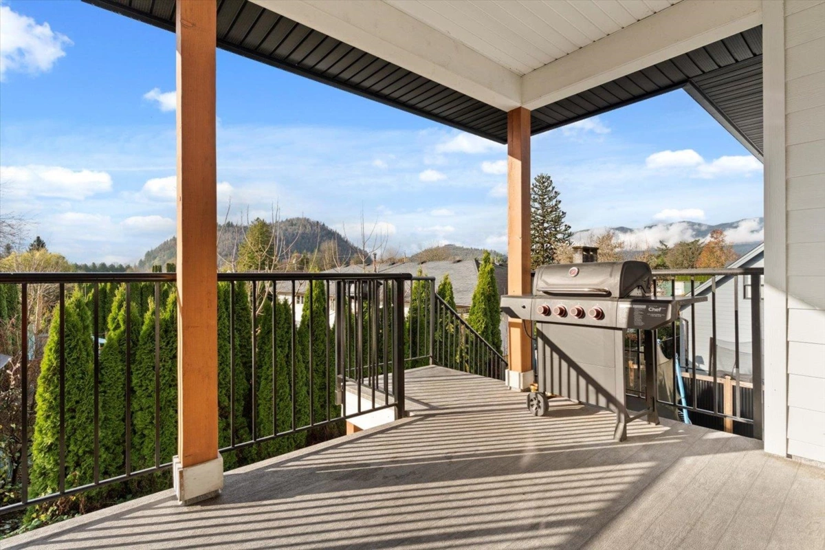 Entry Foyer Photo of 6870 Fraser Drive, Agassiz, BC