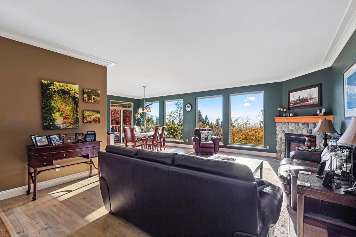 Kitchen Island Photo of 31730 Viewcrest Avenue, Mission, BC