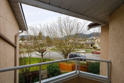 Front Yard Photo of 2 261 W 16th Street, North Vancouver, BC
