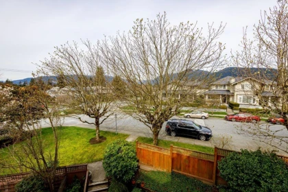 Garden / Landscaping Photo of 2 261 W 16th Street, North Vancouver, BC