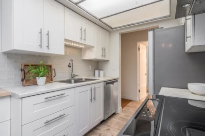 303 1360 Martin Street, White Rock, BC, White Rock — Apartment/Condo for sale