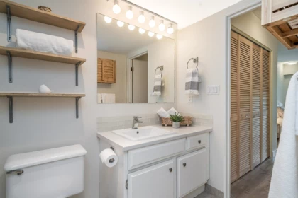 303 1360 Martin Street, White Rock, BC, White Rock — Apartment/Condo for sale