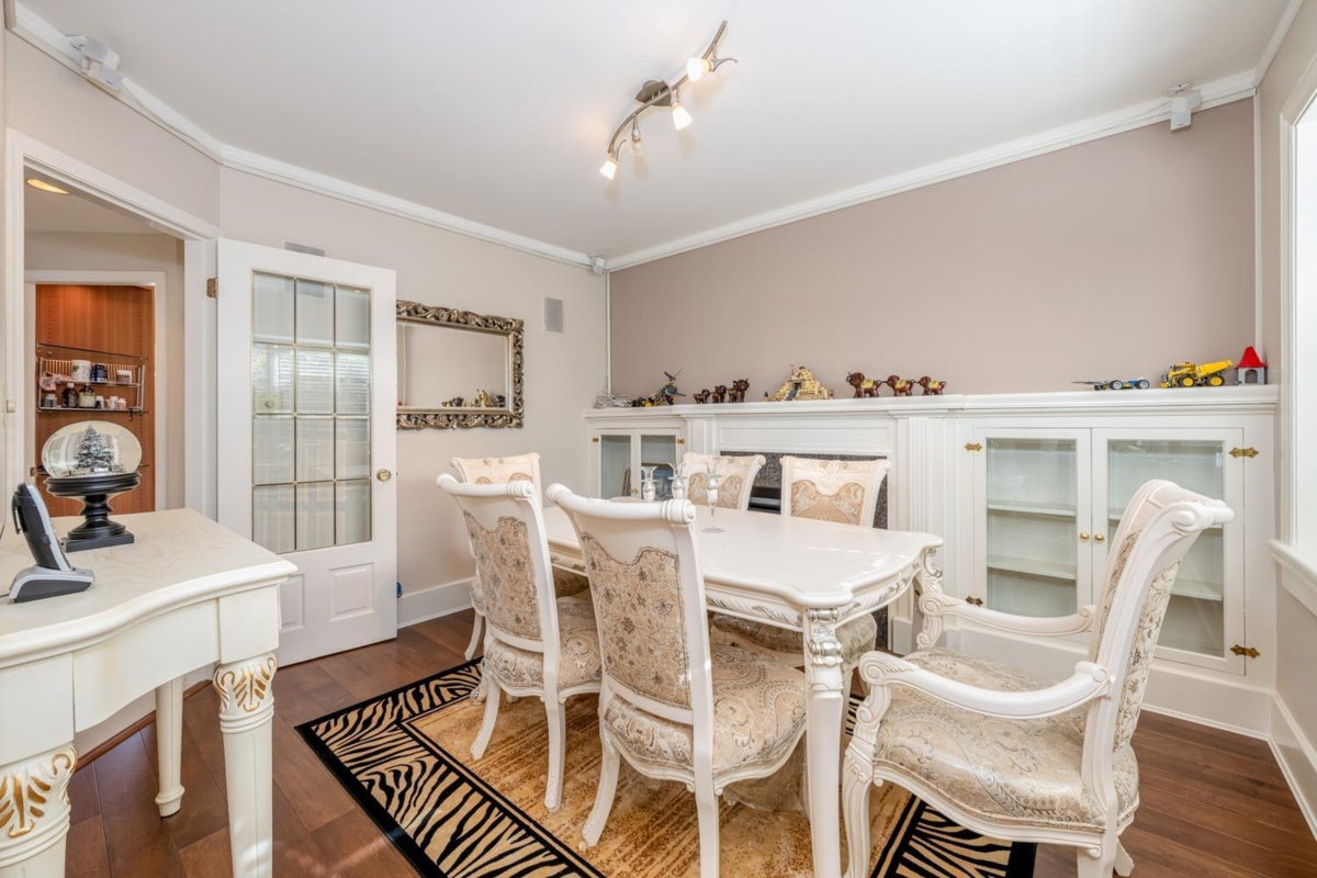 Kitchen Island Photo of 4389 Locarno Crescent, Vancouver, BC