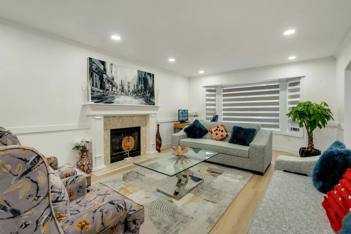 Kitchen Photo of 8719 140b Street, Surrey, BC