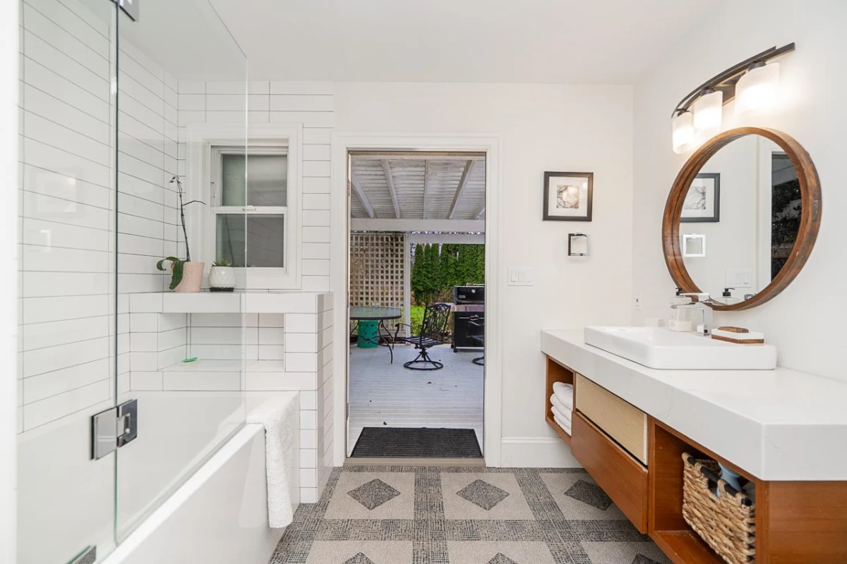Entry Foyer Photo of 16114 20 Avenue, Surrey, BC